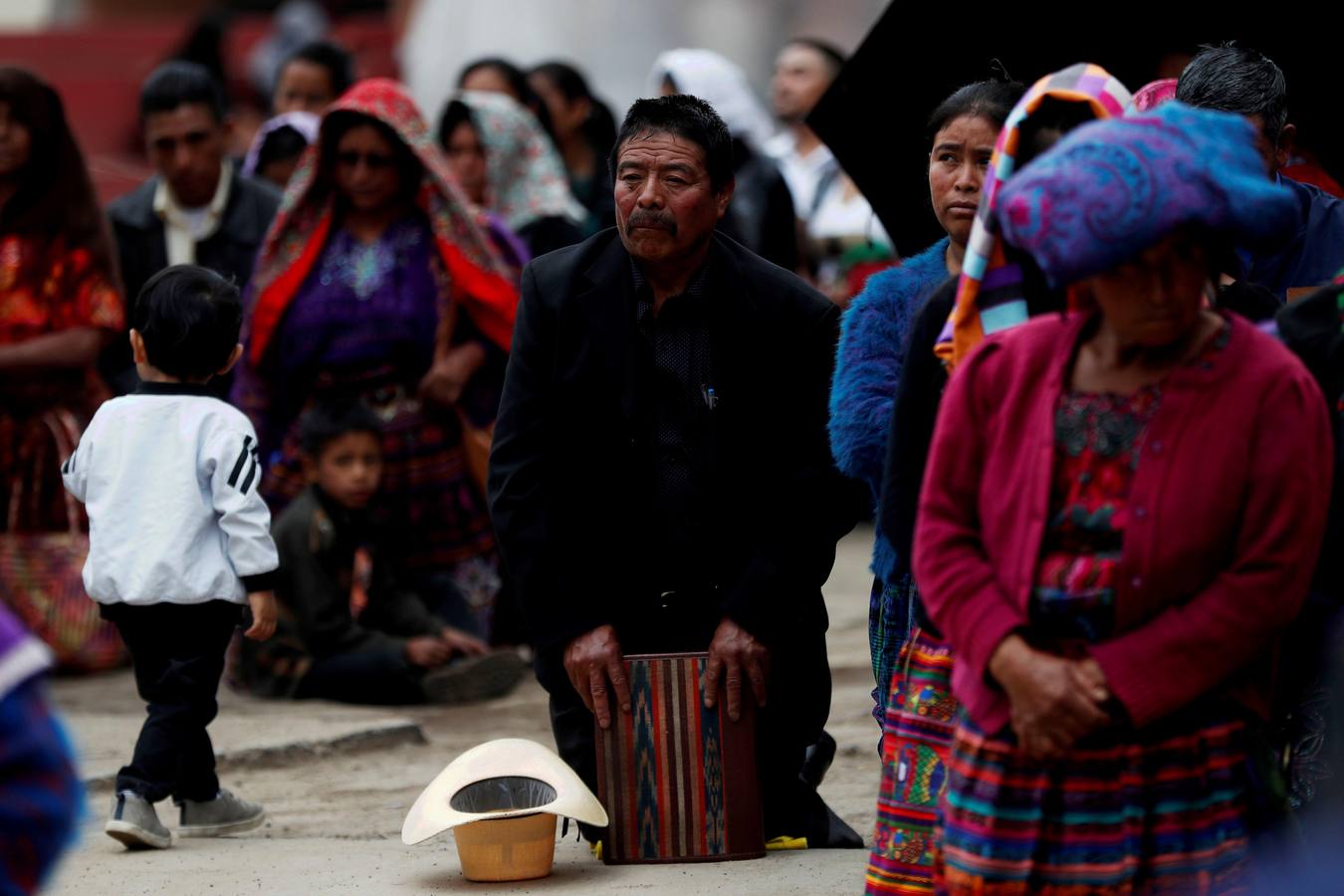En la comunidad de Chivarreto, Totonicapán (Guatemala), se tiene como tradición celebrar peleas en el centro de la comunidad, el Viernes Santo, en donde mujeres y hombres pelean en un ring.