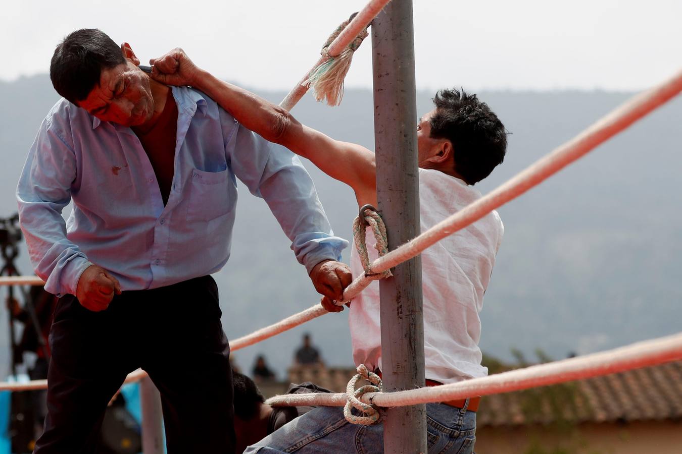 En la comunidad de Chivarreto, Totonicapán (Guatemala), se tiene como tradición celebrar peleas en el centro de la comunidad, el Viernes Santo, en donde mujeres y hombres pelean en un ring.