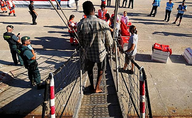 Un inmigrante desciende del buque de Open Arms. 