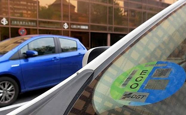 La pegatina de la DGT empieza a ser obligatoria: así puedes conseguirla