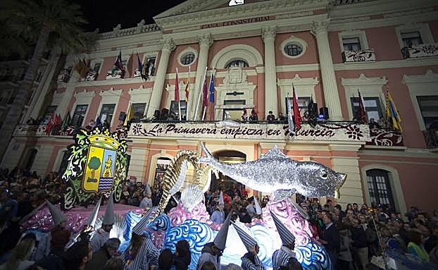 El desfile del Testamento se detiene frente al Ayuntamiento de Murcia, en una fotografía de archivo.