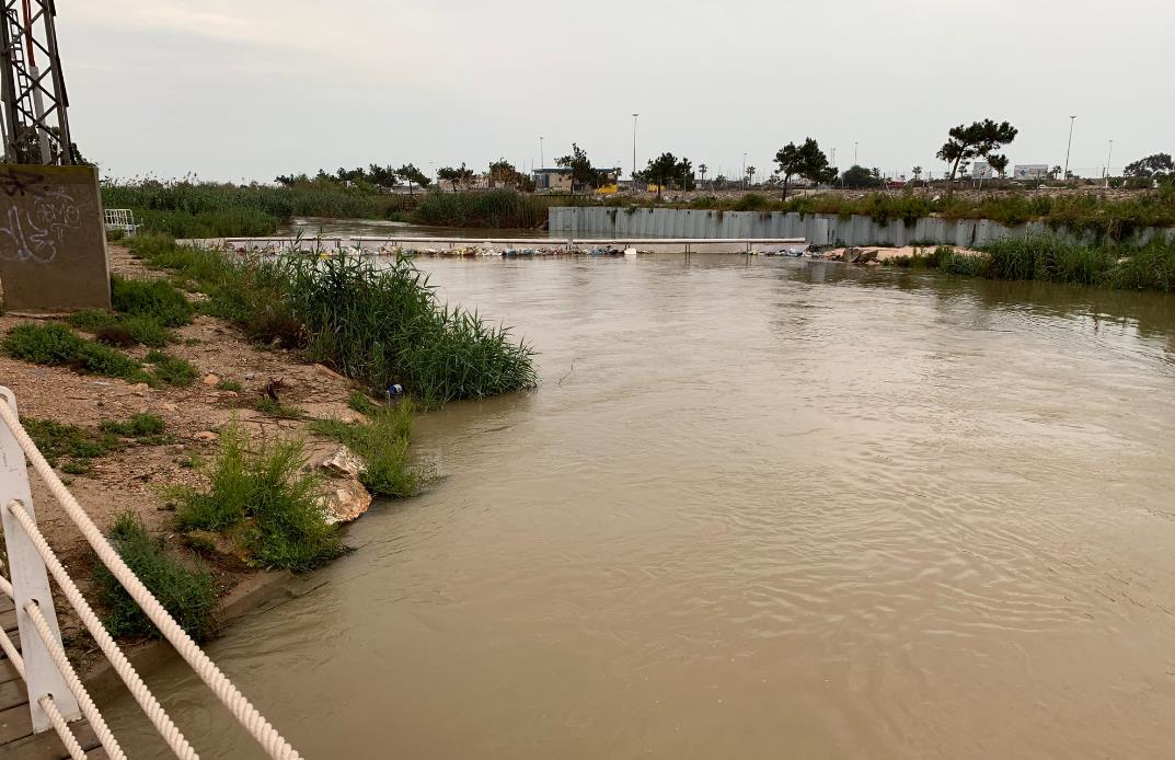 Desembocadura del río Segura con los restos arrastrados atrapados en las barreras.