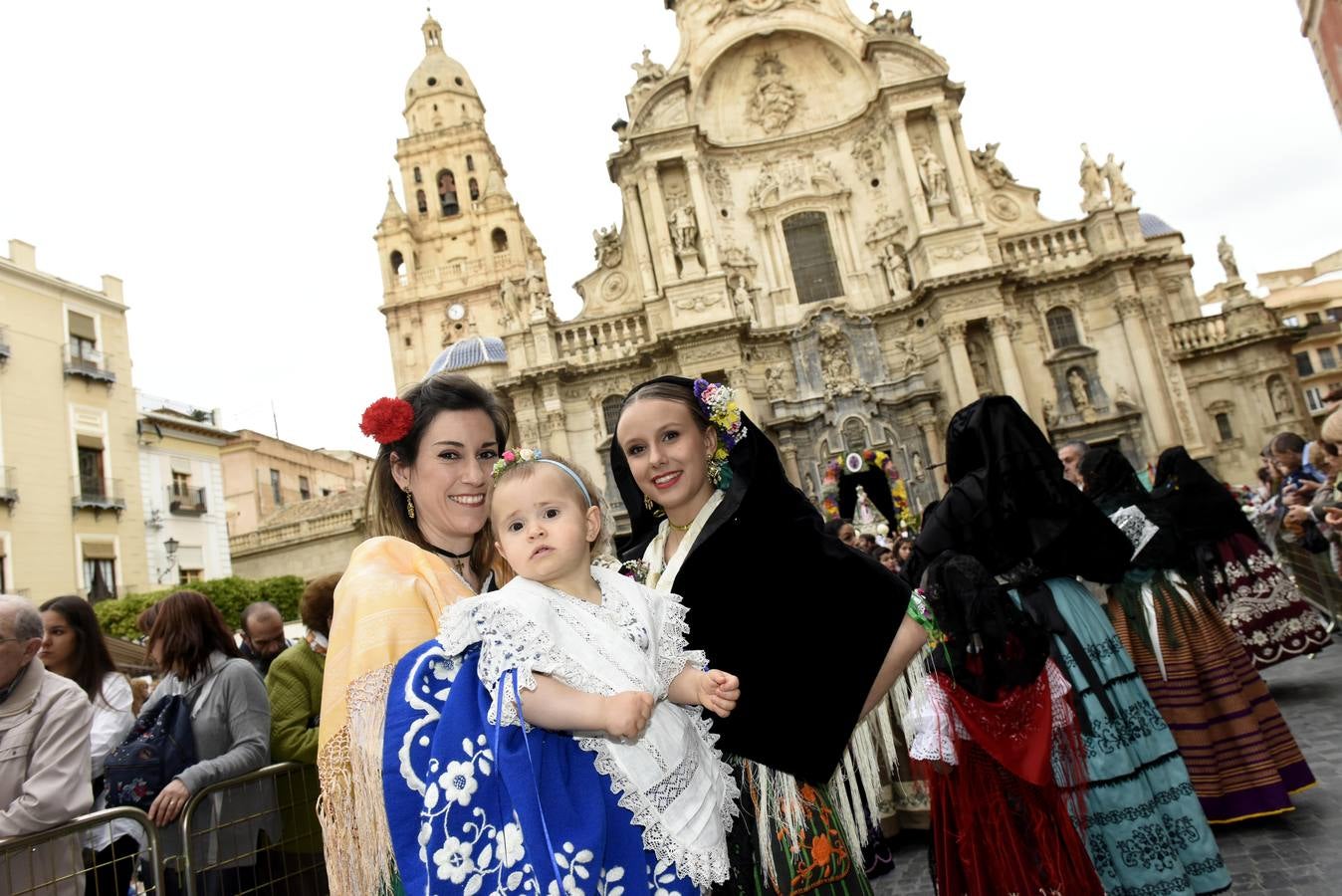 La Virgen recibió la ofrenda floral que le dedican todos los años, invitadas por el Cabildo Catedralicio, representantes de diferentes instituciones de la ciudad como las peñas huertanas, grupos sardineros, asociaciones, hermandades y cofradías de Semana Santa.