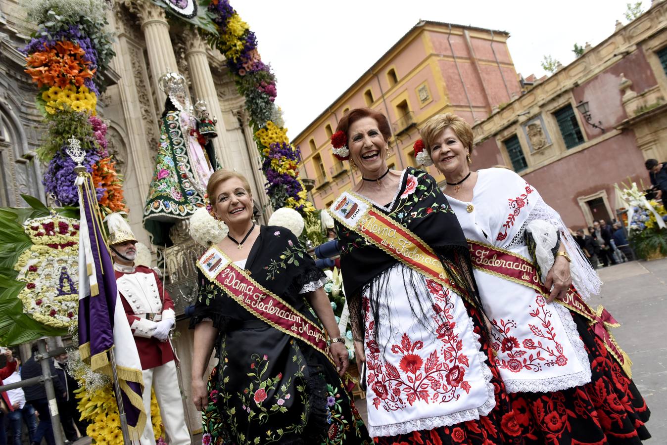 La Virgen recibió la ofrenda floral que le dedican todos los años, invitadas por el Cabildo Catedralicio, representantes de diferentes instituciones de la ciudad como las peñas huertanas, grupos sardineros, asociaciones, hermandades y cofradías de Semana Santa.