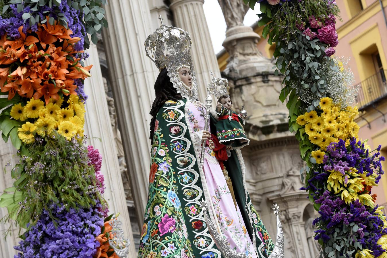 La Virgen recibió la ofrenda floral que le dedican todos los años, invitadas por el Cabildo Catedralicio, representantes de diferentes instituciones de la ciudad como las peñas huertanas, grupos sardineros, asociaciones, hermandades y cofradías de Semana Santa.