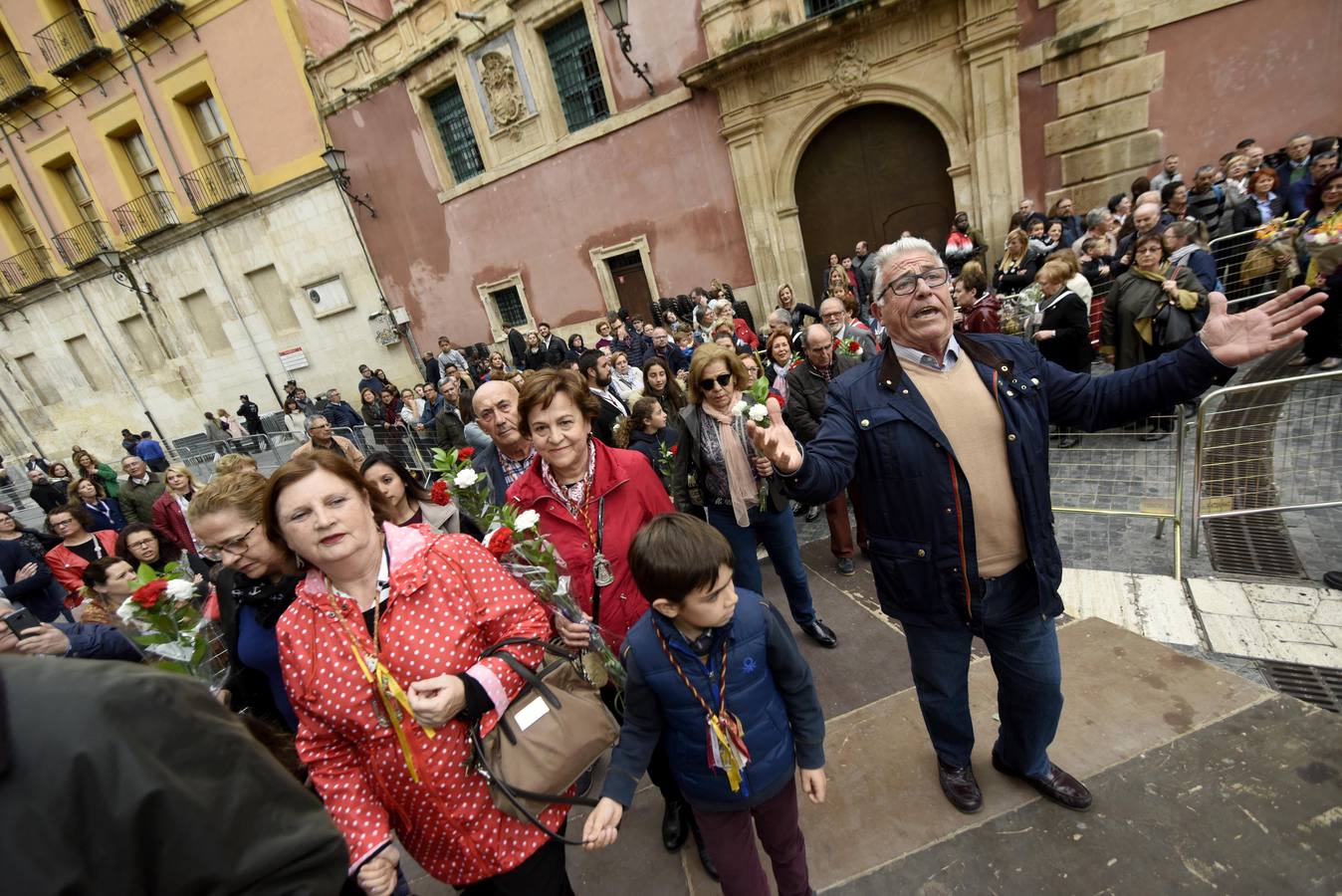 La Virgen recibió la ofrenda floral que le dedican todos los años, invitadas por el Cabildo Catedralicio, representantes de diferentes instituciones de la ciudad como las peñas huertanas, grupos sardineros, asociaciones, hermandades y cofradías de Semana Santa.