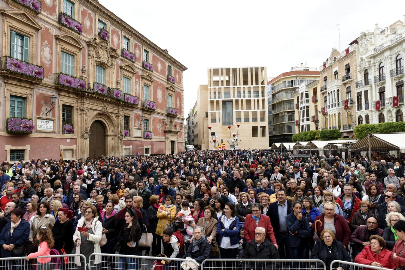 La Virgen recibió la ofrenda floral que le dedican todos los años, invitadas por el Cabildo Catedralicio, representantes de diferentes instituciones de la ciudad como las peñas huertanas, grupos sardineros, asociaciones, hermandades y cofradías de Semana Santa.