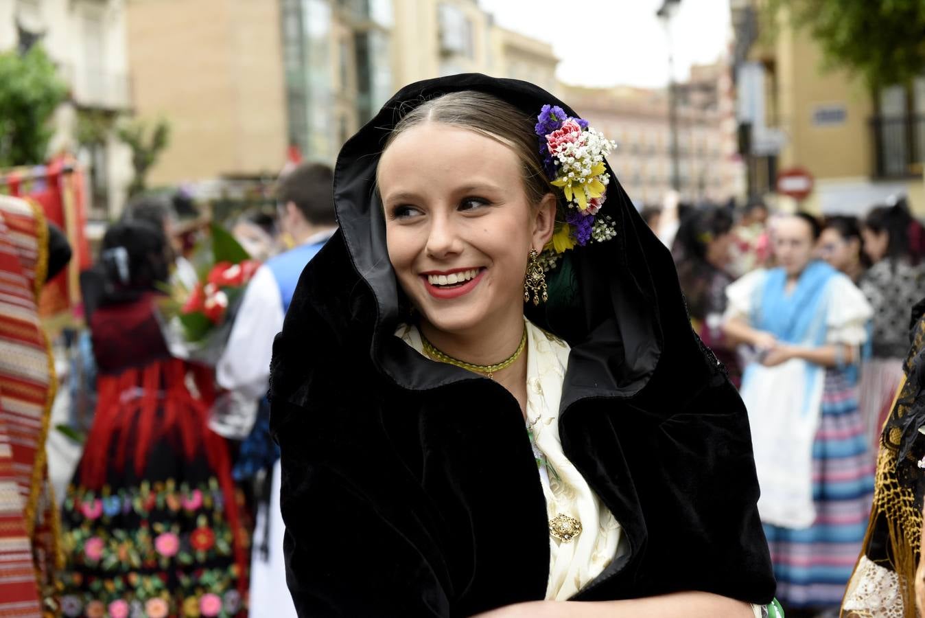 La Virgen recibió la ofrenda floral que le dedican todos los años, invitadas por el Cabildo Catedralicio, representantes de diferentes instituciones de la ciudad como las peñas huertanas, grupos sardineros, asociaciones, hermandades y cofradías de Semana Santa.