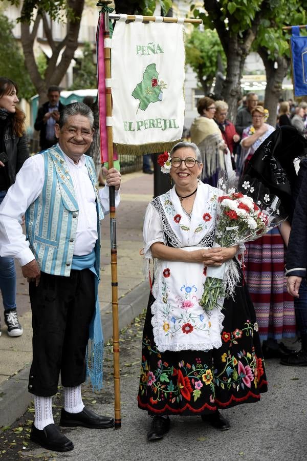 La Virgen recibió la ofrenda floral que le dedican todos los años, invitadas por el Cabildo Catedralicio, representantes de diferentes instituciones de la ciudad como las peñas huertanas, grupos sardineros, asociaciones, hermandades y cofradías de Semana Santa.