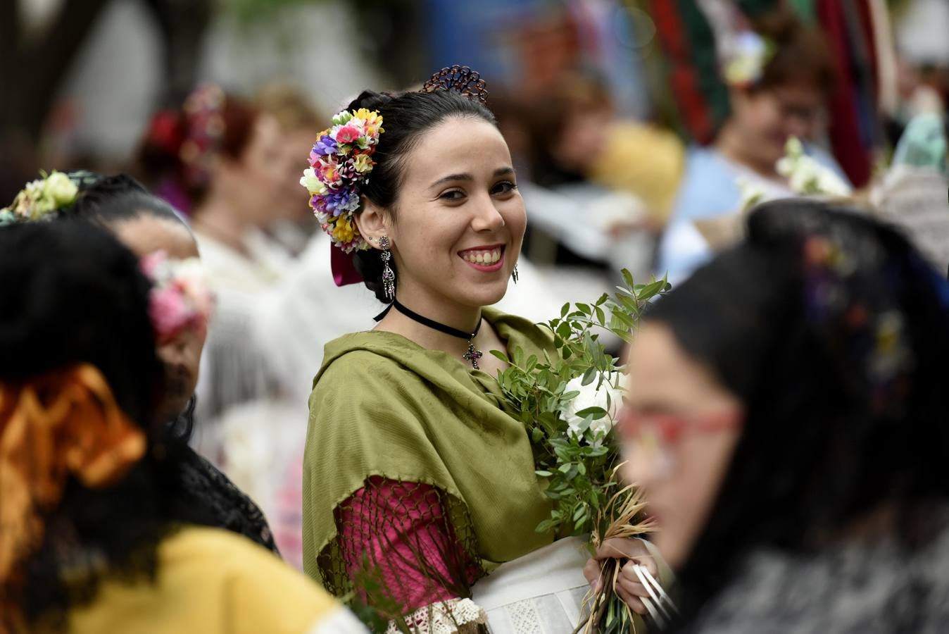 La Virgen recibió la ofrenda floral que le dedican todos los años, invitadas por el Cabildo Catedralicio, representantes de diferentes instituciones de la ciudad como las peñas huertanas, grupos sardineros, asociaciones, hermandades y cofradías de Semana Santa.