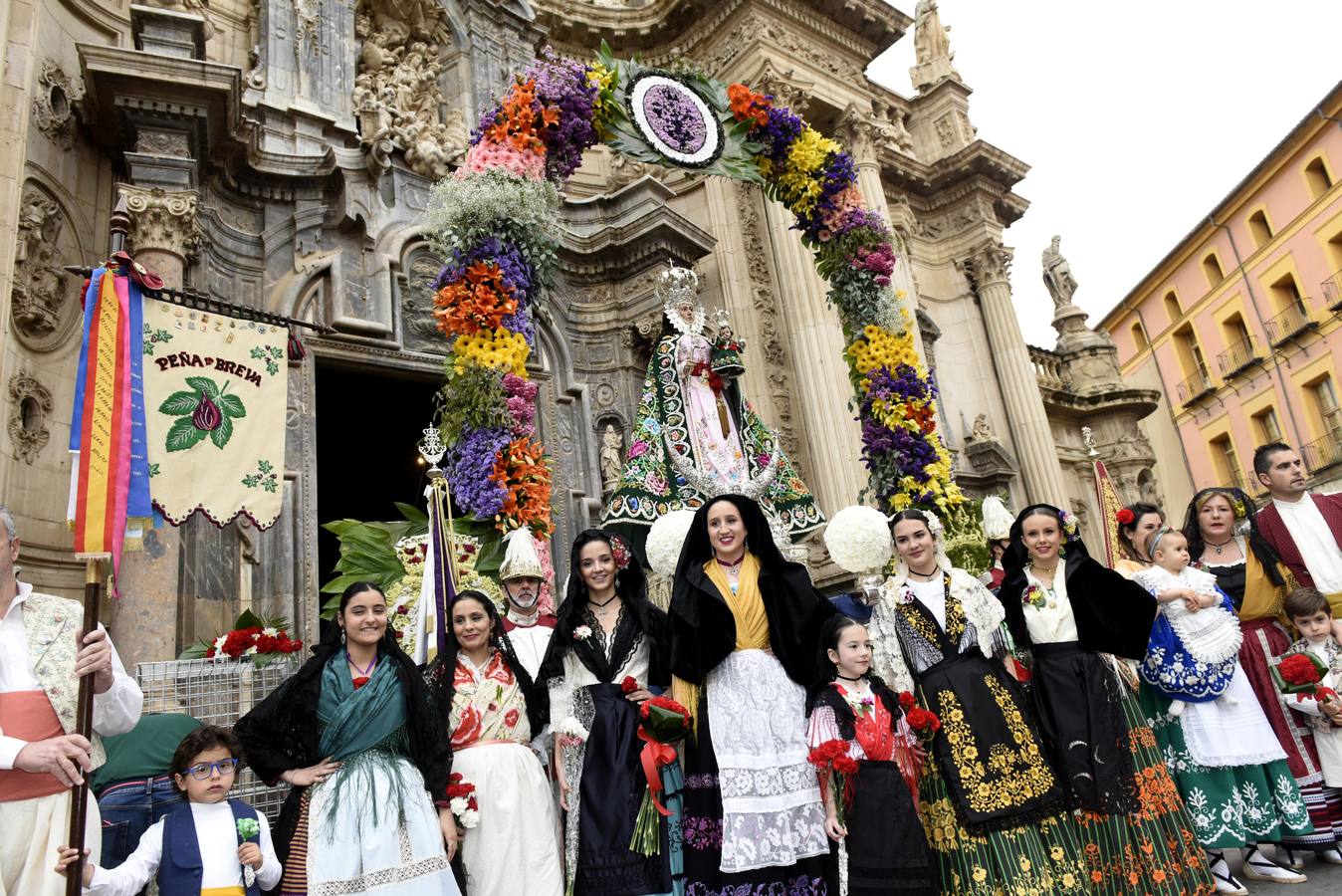 La Virgen recibió la ofrenda floral que le dedican todos los años, invitadas por el Cabildo Catedralicio, representantes de diferentes instituciones de la ciudad como las peñas huertanas, grupos sardineros, asociaciones, hermandades y cofradías de Semana Santa.