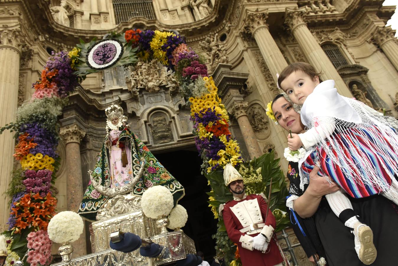 La Virgen recibió la ofrenda floral que le dedican todos los años, invitadas por el Cabildo Catedralicio, representantes de diferentes instituciones de la ciudad como las peñas huertanas, grupos sardineros, asociaciones, hermandades y cofradías de Semana Santa.