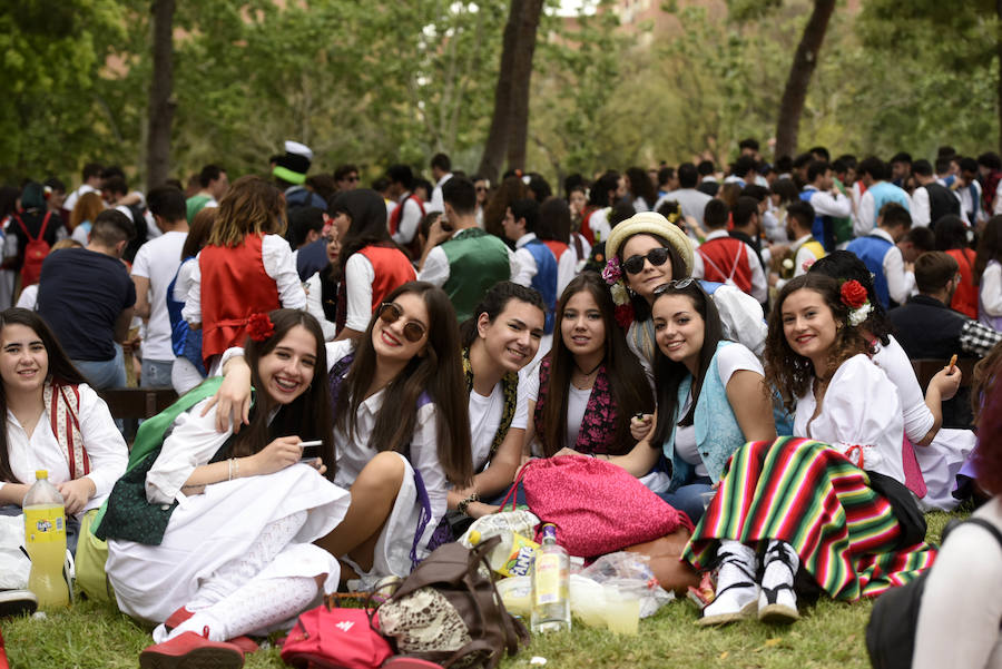 Miles de murcianos disfrutaron del día del Bando de la Huerta en las decenas de barracas huertanas instaladas en la ciudad para las fiestas de primavera