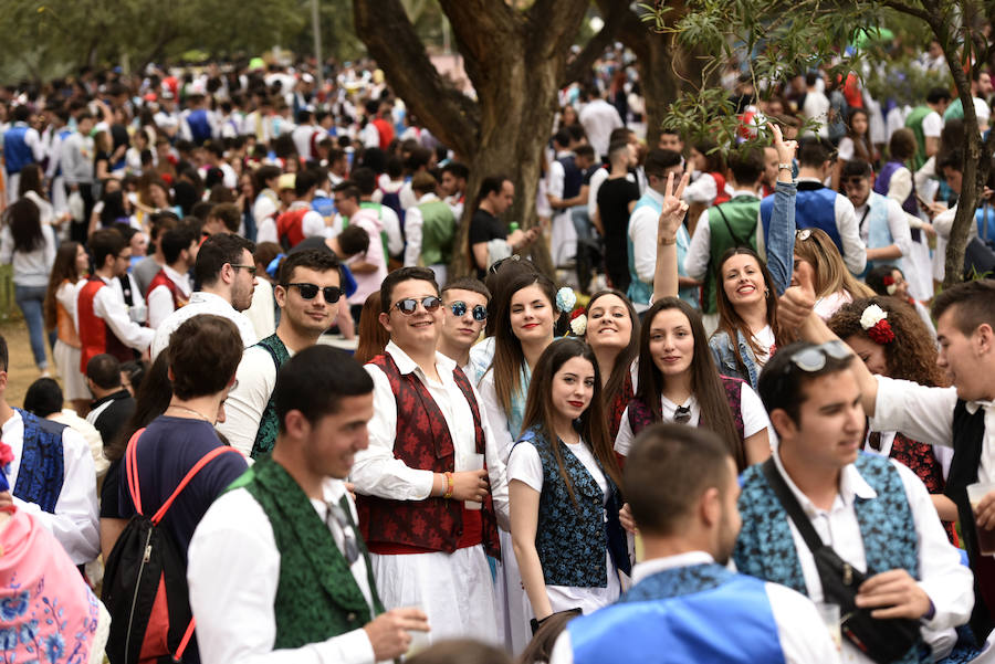 Miles de murcianos disfrutaron del día del Bando de la Huerta en las decenas de barracas huertanas instaladas en la ciudad para las fiestas de primavera