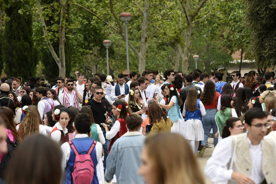 Miles de murcianos disfrutaron del día del Bando de la Huerta en las decenas de barracas huertanas instaladas en la ciudad para las fiestas de primavera