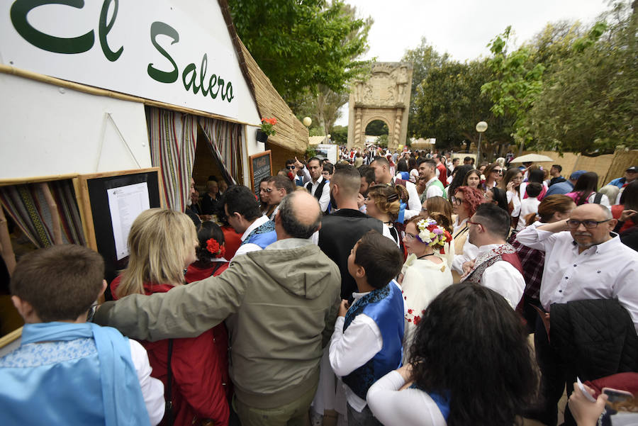 Miles de murcianos disfrutaron del día del Bando de la Huerta en las decenas de barracas huertanas instaladas en la ciudad para las fiestas de primavera