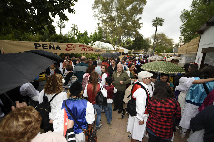 Miles de murcianos disfrutaron del día del Bando de la Huerta en las decenas de barracas huertanas instaladas en la ciudad para las fiestas de primavera