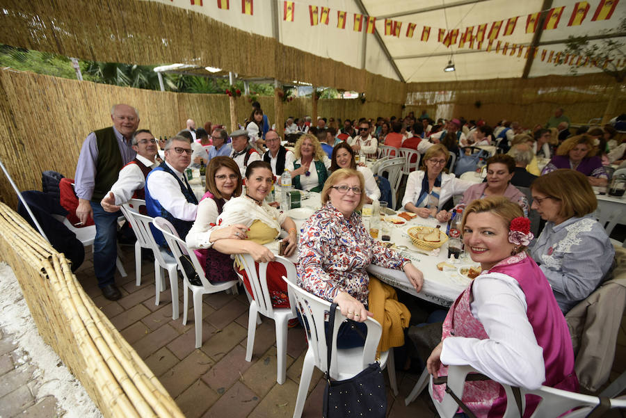 Miles de murcianos disfrutaron del día del Bando de la Huerta en las decenas de barracas huertanas instaladas en la ciudad para las fiestas de primavera