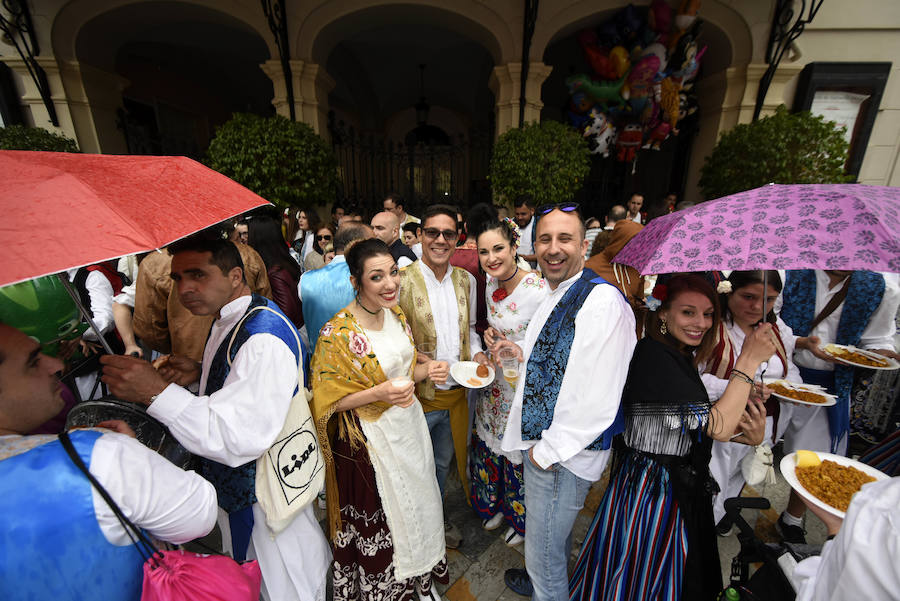 Miles de murcianos disfrutaron del día del Bando de la Huerta en las decenas de barracas huertanas instaladas en la ciudad para las fiestas de primavera