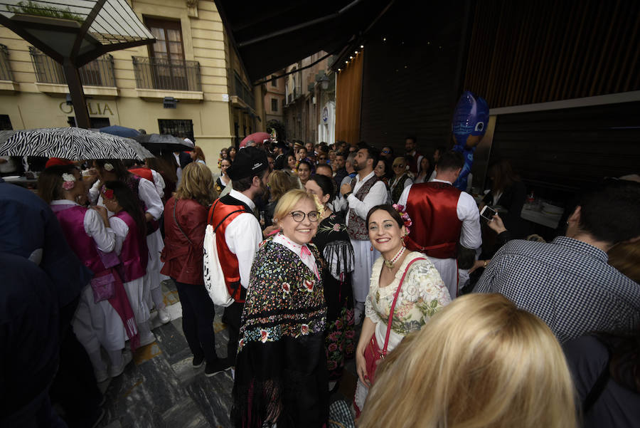 Miles de murcianos disfrutaron del día del Bando de la Huerta en las decenas de barracas huertanas instaladas en la ciudad para las fiestas de primavera