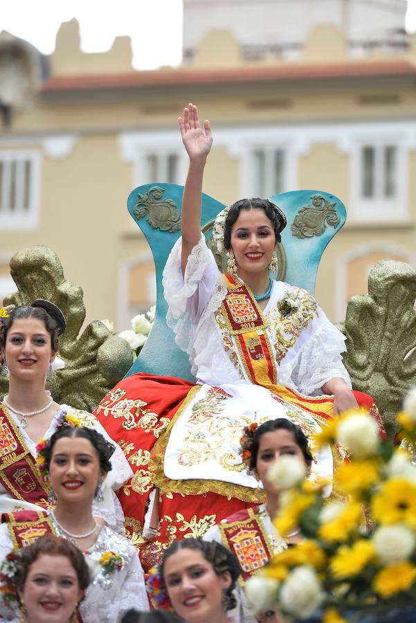 Tras una pequeña amenaza de lluvia, el sol volvió a salir para que las reinas de la huerta se lucieran en el desfile del Bando