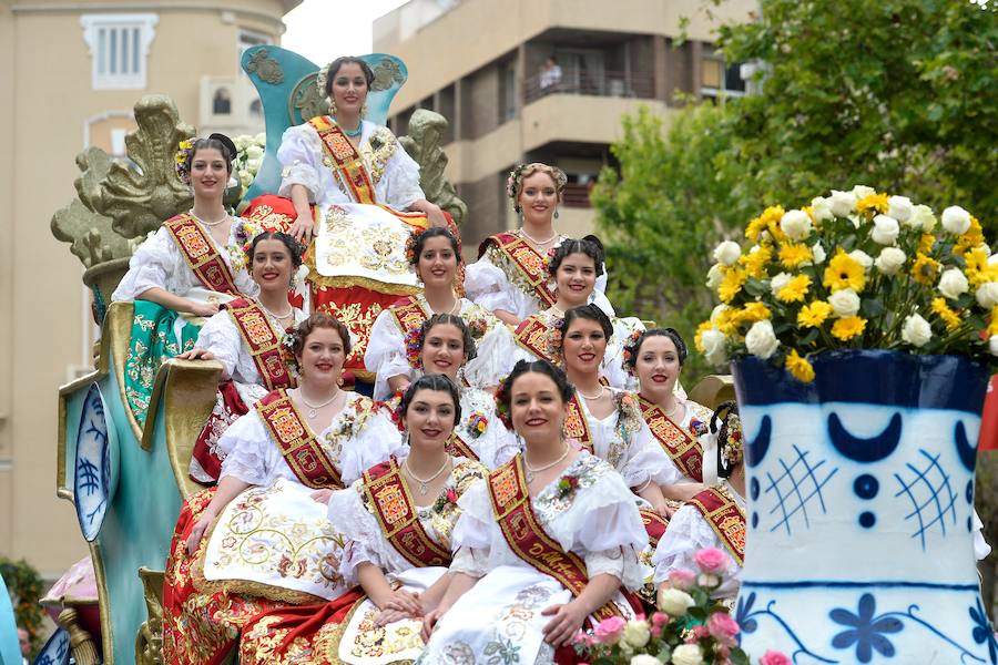 Tras una pequeña amenaza de lluvia, el sol volvió a salir para que las reinas de la huerta se lucieran en el desfile del Bando