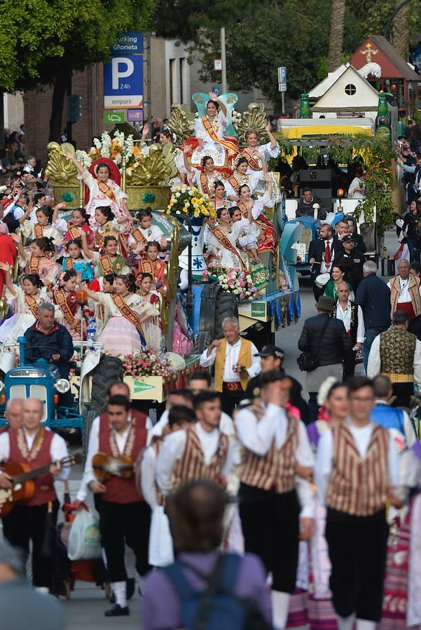 Tras una pequeña amenaza de lluvia, el sol volvió a salir para que las reinas de la huerta se lucieran en el desfile del Bando