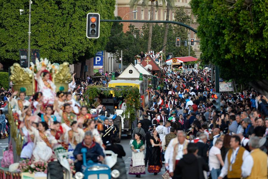 Tras una pequeña amenaza de lluvia, el sol volvió a salir para que las reinas de la huerta se lucieran en el desfile del Bando