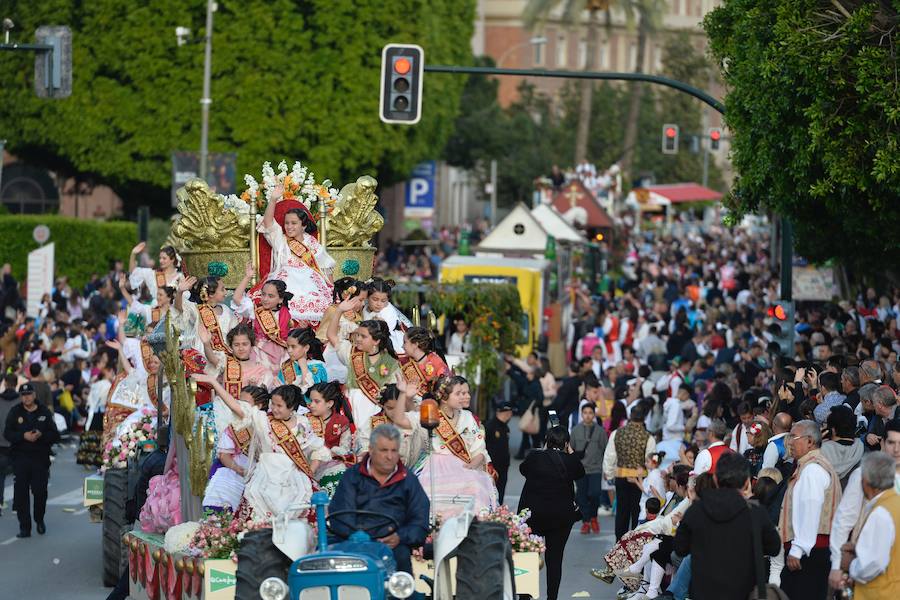 Tras una pequeña amenaza de lluvia, el sol volvió a salir para que las reinas de la huerta se lucieran en el desfile del Bando