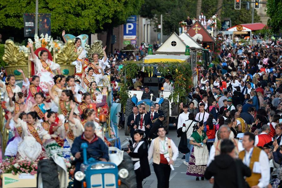 Tras una pequeña amenaza de lluvia, el sol volvió a salir para que las reinas de la huerta se lucieran en el desfile del Bando