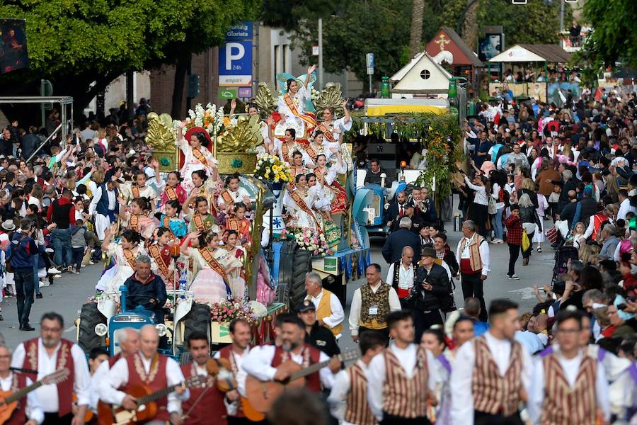 Tras una pequeña amenaza de lluvia, el sol volvió a salir para que las reinas de la huerta se lucieran en el desfile del Bando