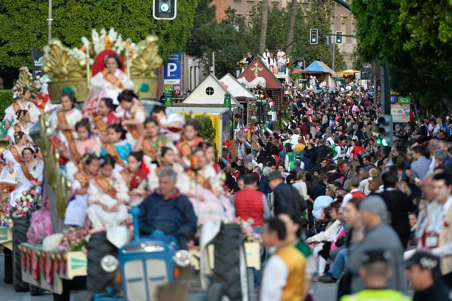 Tras una pequeña amenaza de lluvia, el sol volvió a salir para que las reinas de la huerta se lucieran en el desfile del Bando