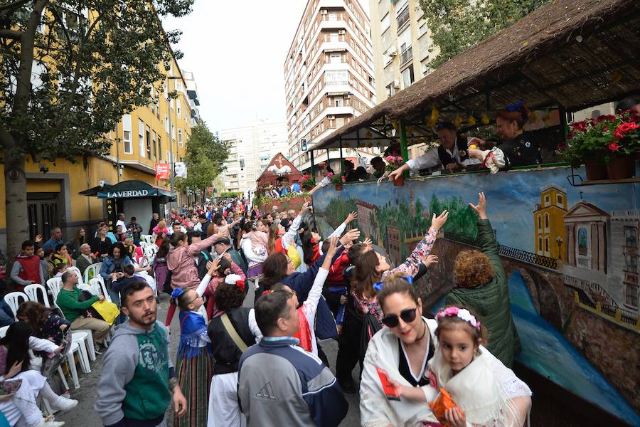 Las carrozas del desfile del Bando de la Huerta hicieron las delicias de los miles de murcianos que se agolparon a recibir los agasajo huertanos