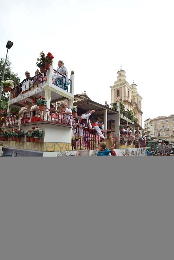 Las carrozas del desfile del Bando de la Huerta hicieron las delicias de los miles de murcianos que se agolparon a recibir los agasajo huertanos