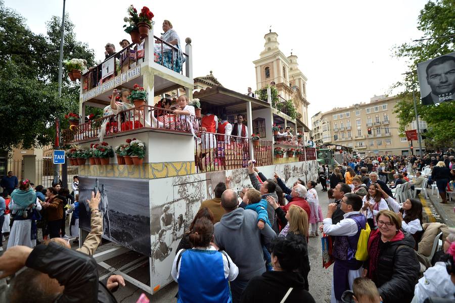 Las carrozas del desfile del Bando de la Huerta hicieron las delicias de los miles de murcianos que se agolparon a recibir los agasajo huertanos