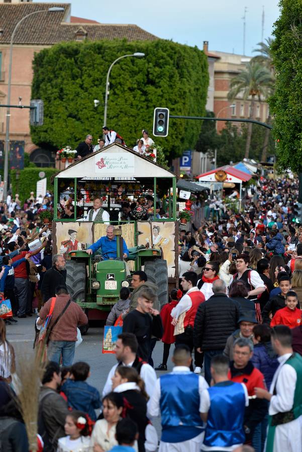 Las carrozas del desfile del Bando de la Huerta hicieron las delicias de los miles de murcianos que se agolparon a recibir los agasajo huertanos