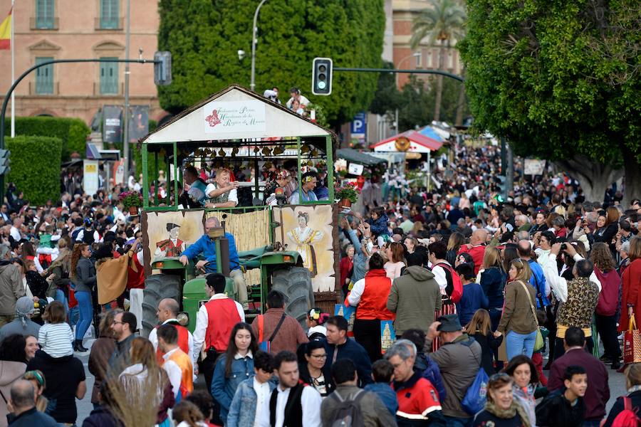 Las carrozas del desfile del Bando de la Huerta hicieron las delicias de los miles de murcianos que se agolparon a recibir los agasajo huertanos