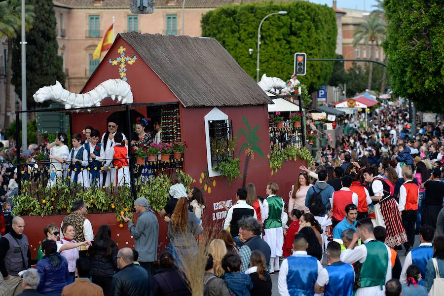 Las carrozas del desfile del Bando de la Huerta hicieron las delicias de los miles de murcianos que se agolparon a recibir los agasajo huertanos