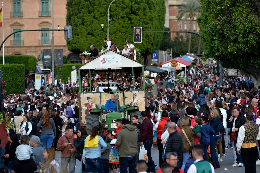 Las carrozas del desfile del Bando de la Huerta hicieron las delicias de los miles de murcianos que se agolparon a recibir los agasajo huertanos