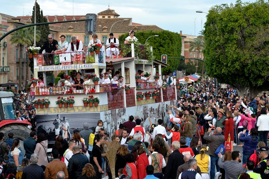 Las carrozas del desfile del Bando de la Huerta hicieron las delicias de los miles de murcianos que se agolparon a recibir los agasajo huertanos