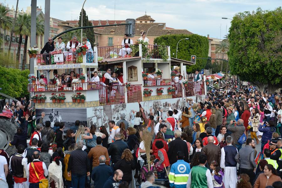 Las carrozas del desfile del Bando de la Huerta hicieron las delicias de los miles de murcianos que se agolparon a recibir los agasajo huertanos