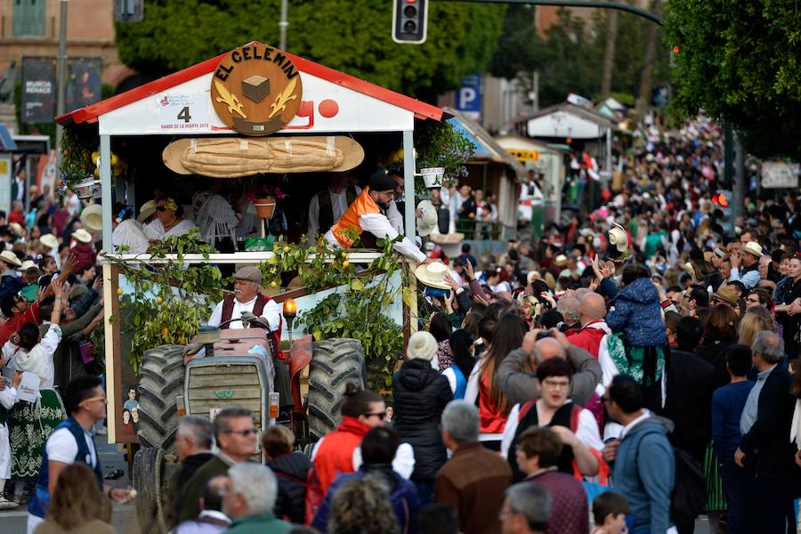 Las carrozas del desfile del Bando de la Huerta hicieron las delicias de los miles de murcianos que se agolparon a recibir los agasajo huertanos