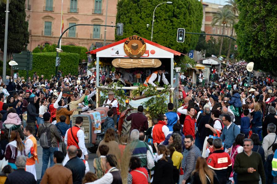 Las carrozas del desfile del Bando de la Huerta hicieron las delicias de los miles de murcianos que se agolparon a recibir los agasajo huertanos