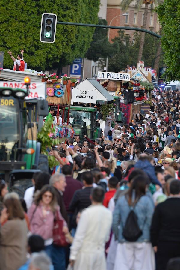 Las carrozas del desfile del Bando de la Huerta hicieron las delicias de los miles de murcianos que se agolparon a recibir los agasajo huertanos