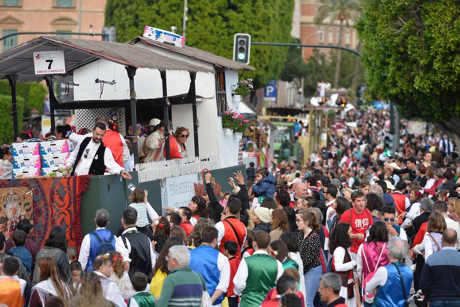 Las carrozas del desfile del Bando de la Huerta hicieron las delicias de los miles de murcianos que se agolparon a recibir los agasajo huertanos