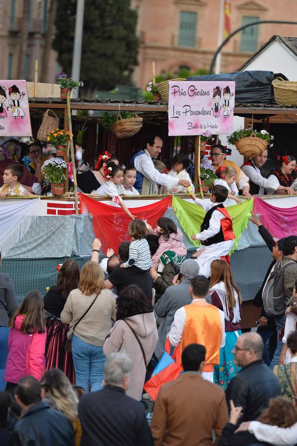 Las carrozas del desfile del Bando de la Huerta hicieron las delicias de los miles de murcianos que se agolparon a recibir los agasajo huertanos