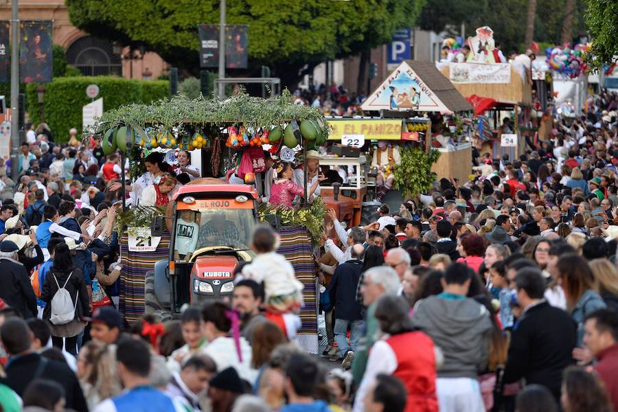 Las carrozas del desfile del Bando de la Huerta hicieron las delicias de los miles de murcianos que se agolparon a recibir los agasajo huertanos