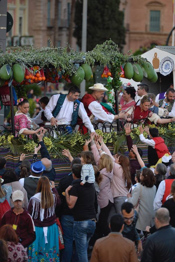 Las carrozas del desfile del Bando de la Huerta hicieron las delicias de los miles de murcianos que se agolparon a recibir los agasajo huertanos