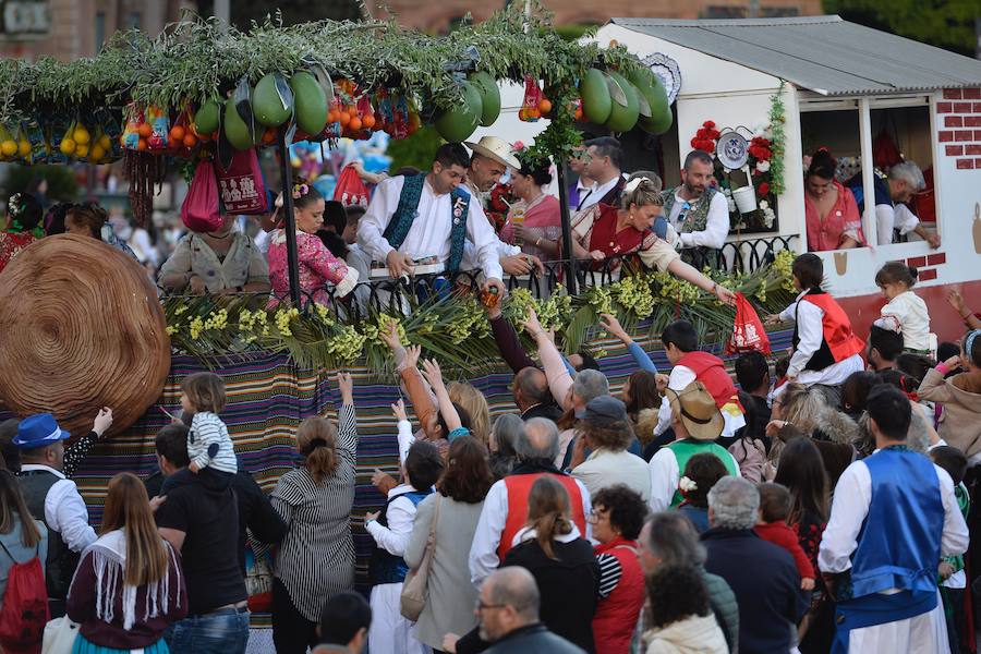 Las carrozas del desfile del Bando de la Huerta hicieron las delicias de los miles de murcianos que se agolparon a recibir los agasajo huertanos