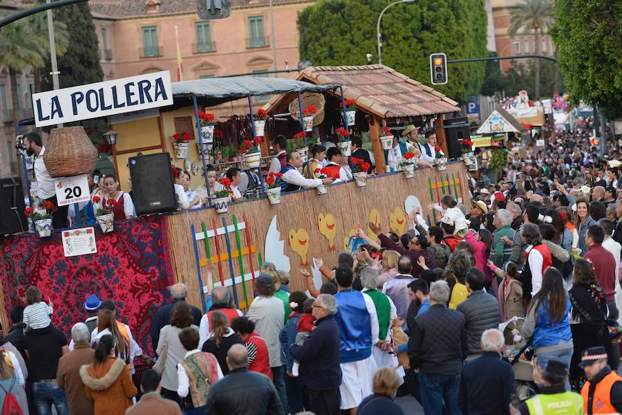 Las carrozas del desfile del Bando de la Huerta hicieron las delicias de los miles de murcianos que se agolparon a recibir los agasajo huertanos